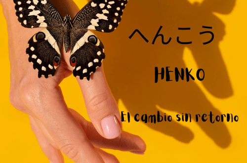 Mariposa posada en una mano simbolizando el cambio