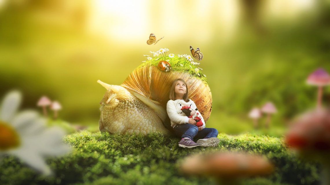 Niña descansando apoyada sobre un caracol gigante, rodeada de mariposas